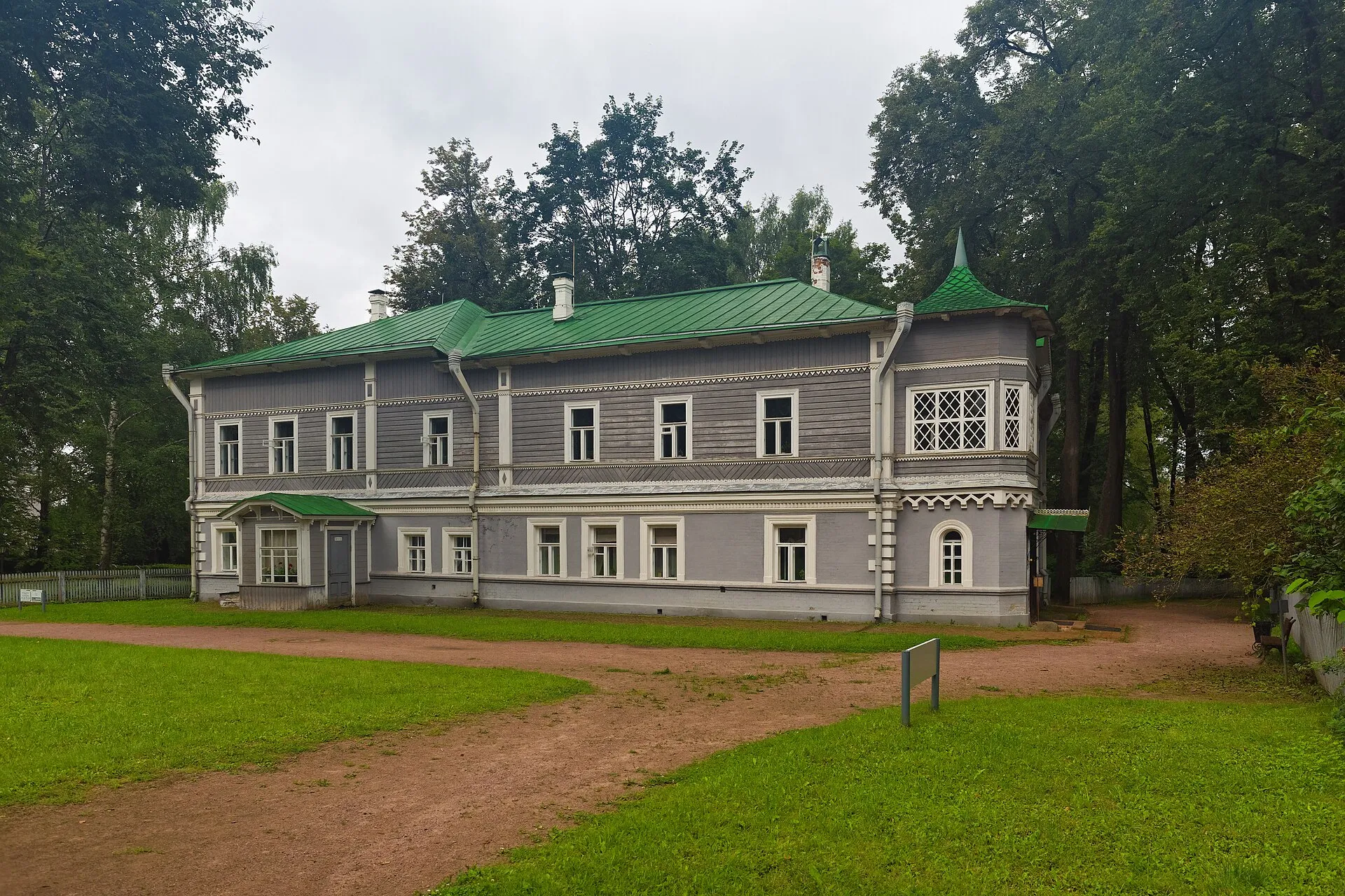 Главный дом музея-заповедника Чайковского в Клину среди деревьев