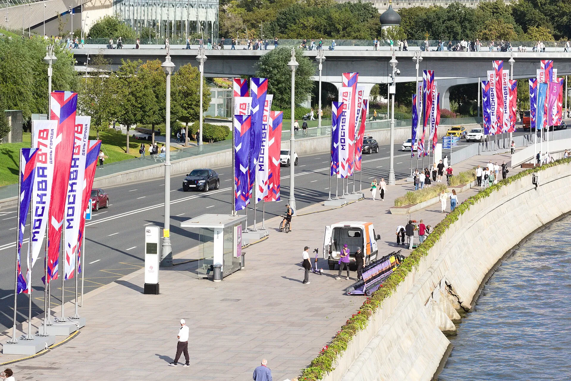 Флаги Дня города с надписью «Москва 878» на Москворецкой набережной у парка «Зарядье»