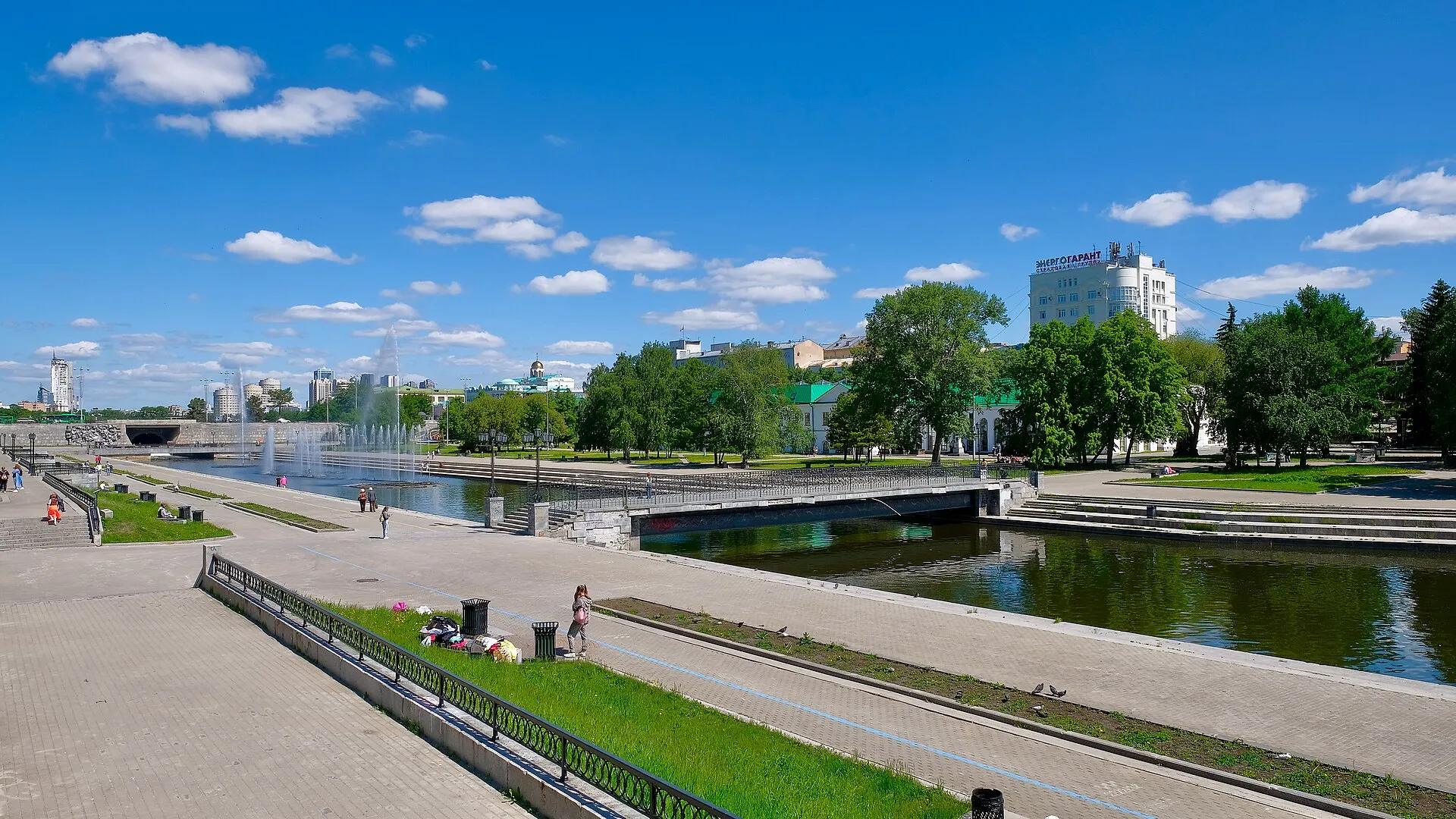Исторический сквер и набережная Исети в Екатеринбурге, фонтаны на реке