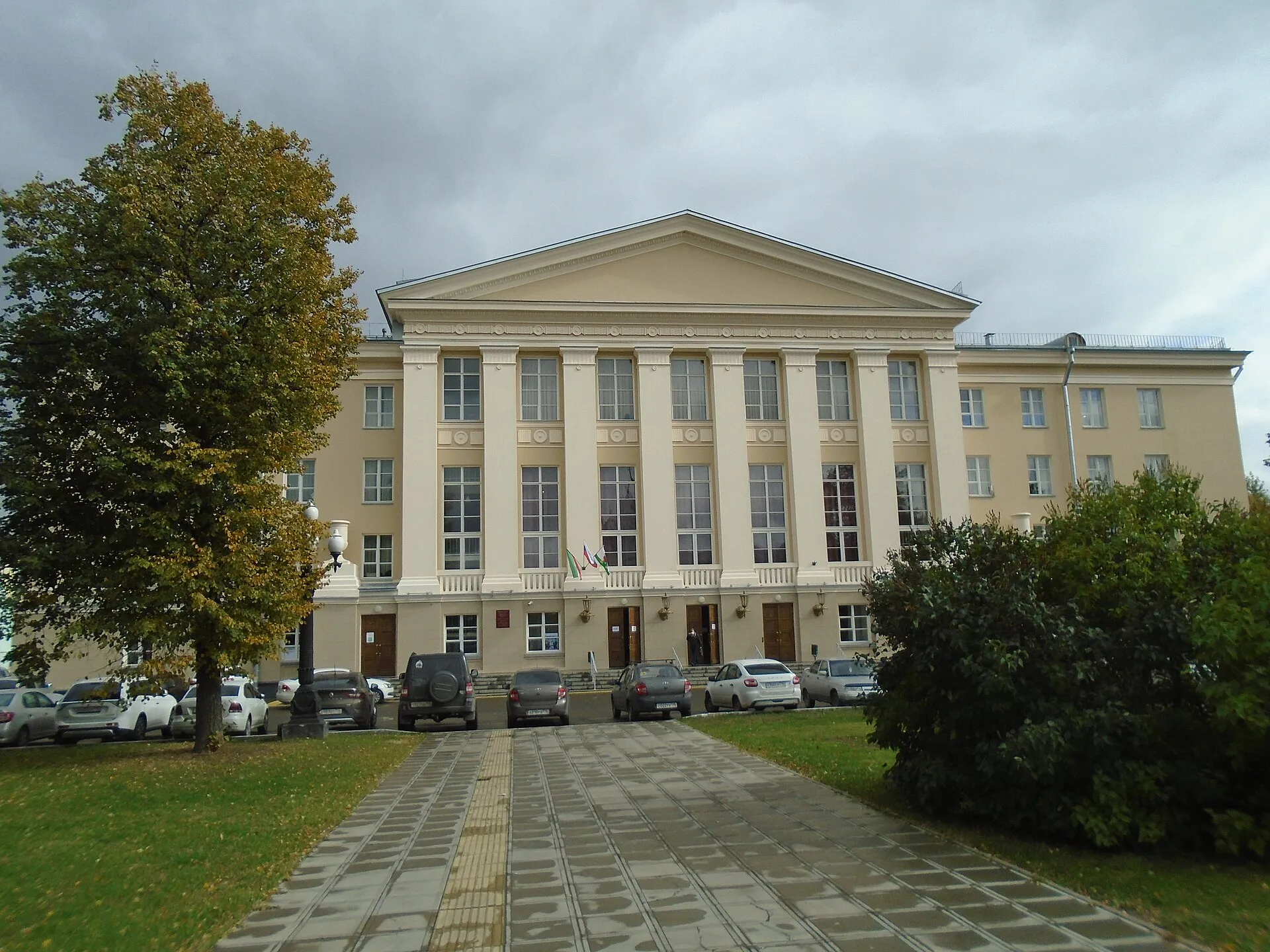 Здание ДК имени Ленина в Казани с колоннами, осень