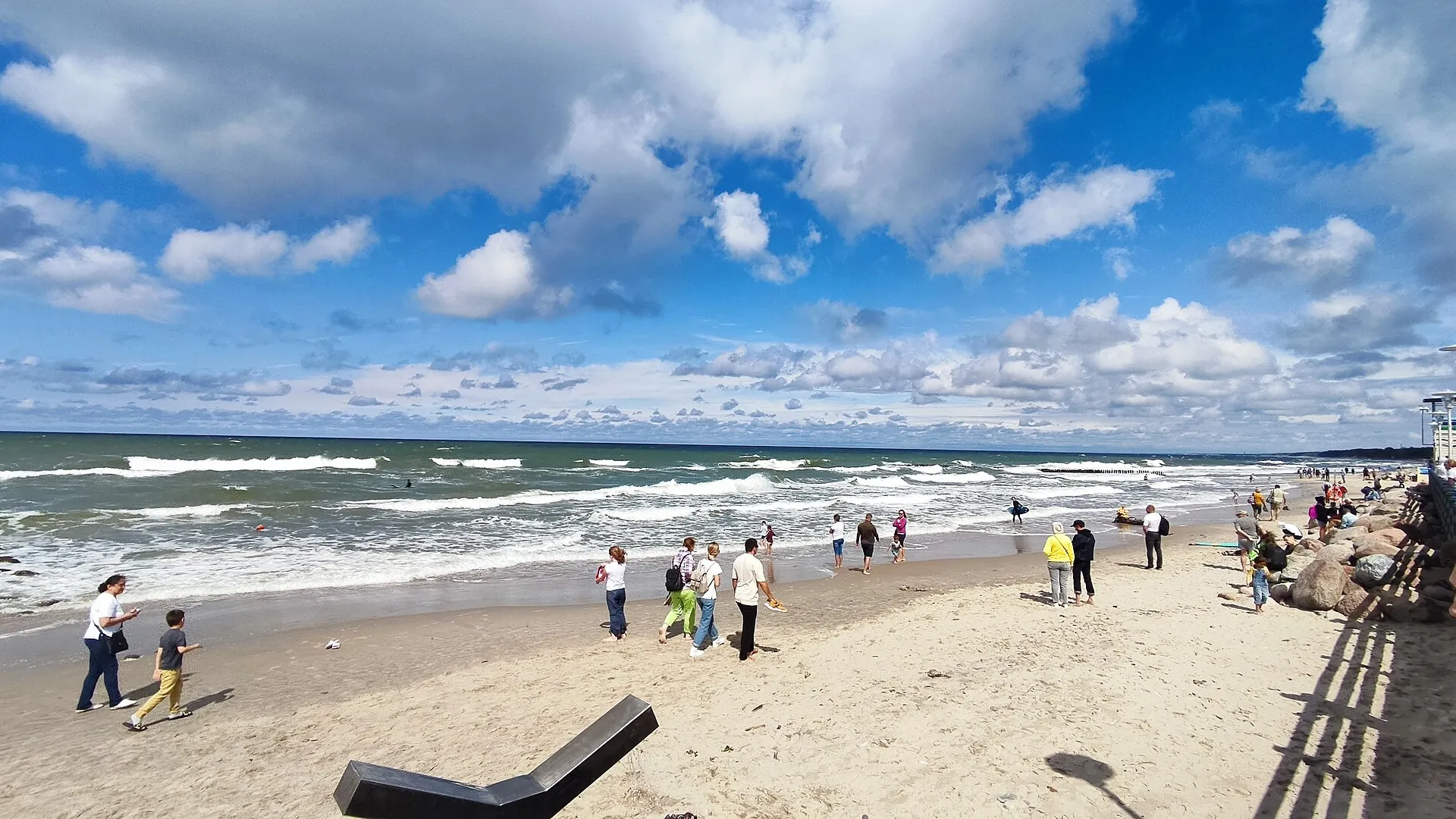 Пляж Зеленоградска на Балтийском море, отдыхающие у воды