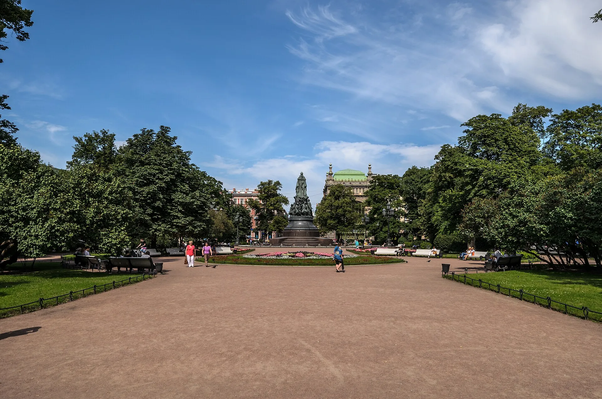 Сквер на площади Островского в Петербурге, памятник Екатерине II