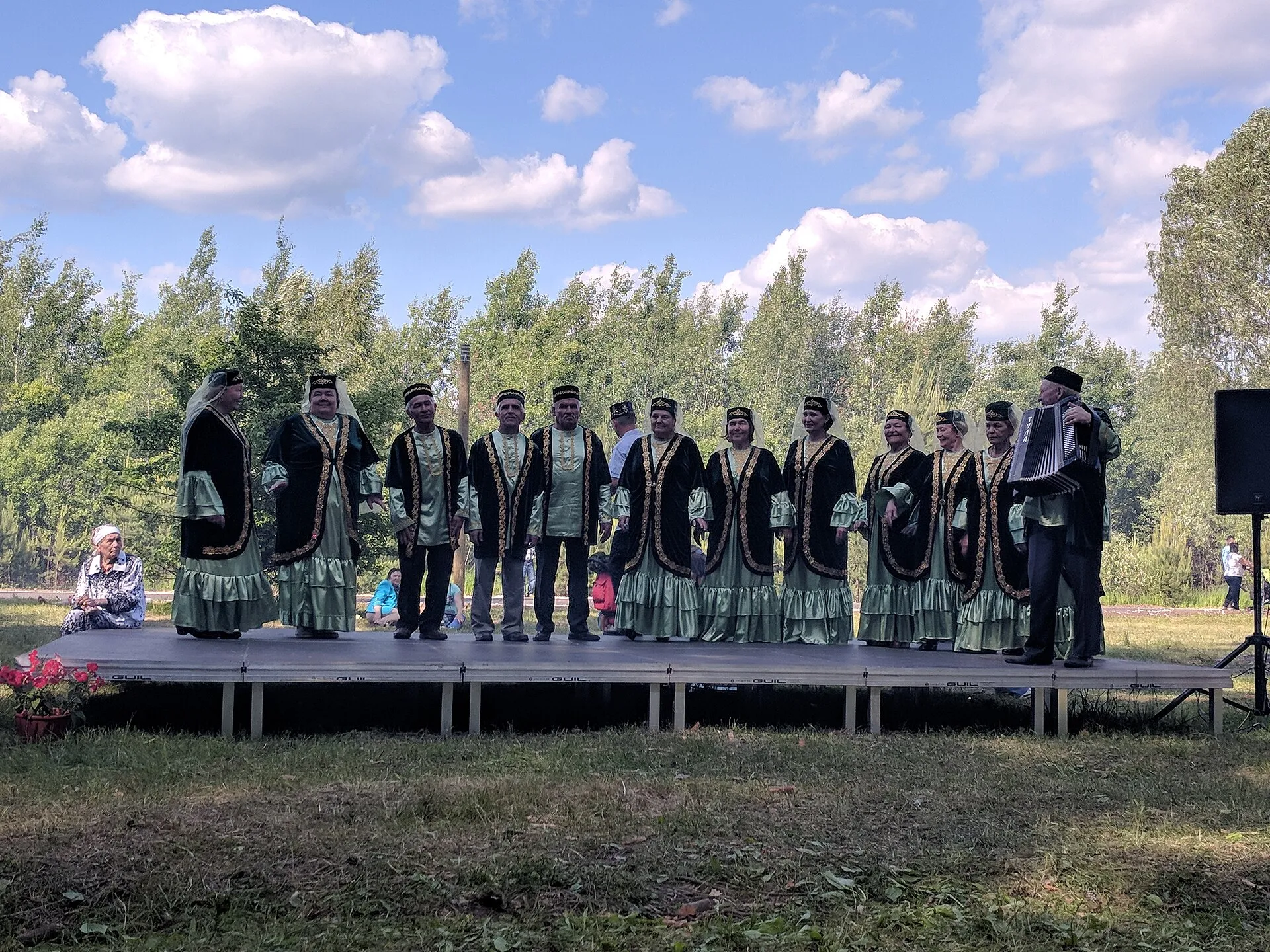 Татарский фольклорный ансамбль в национальных костюмах на сцене Сабантуя в Казани