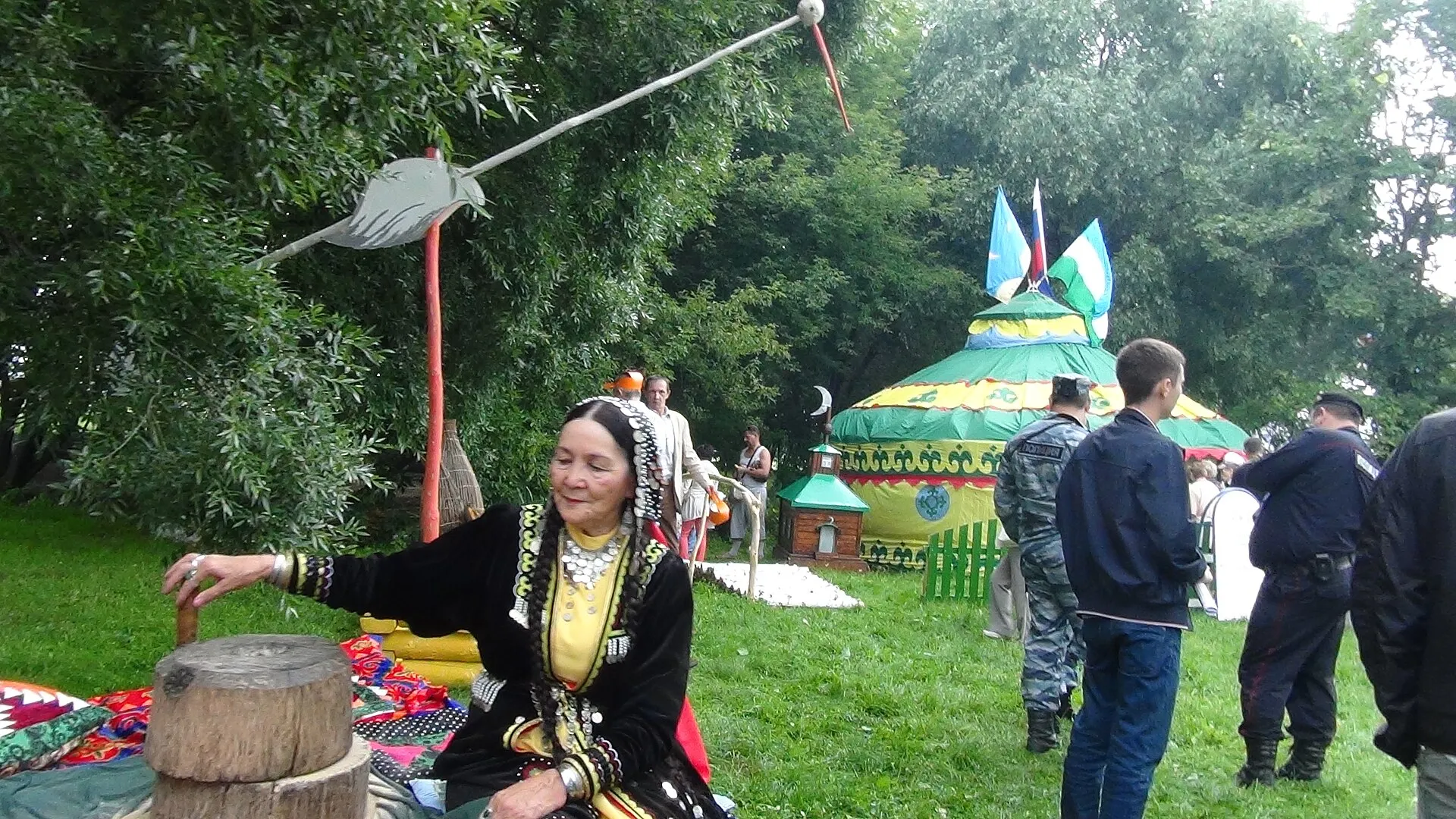 Башкирская юрта и участница в национальном костюме на Сабантуе в Коломенском