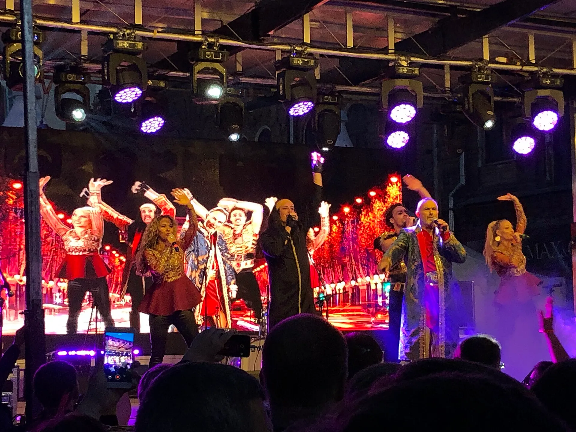Выступление на одной из сцен Ural Music Night в Екатеринбурге, зрители снимают на телефоны