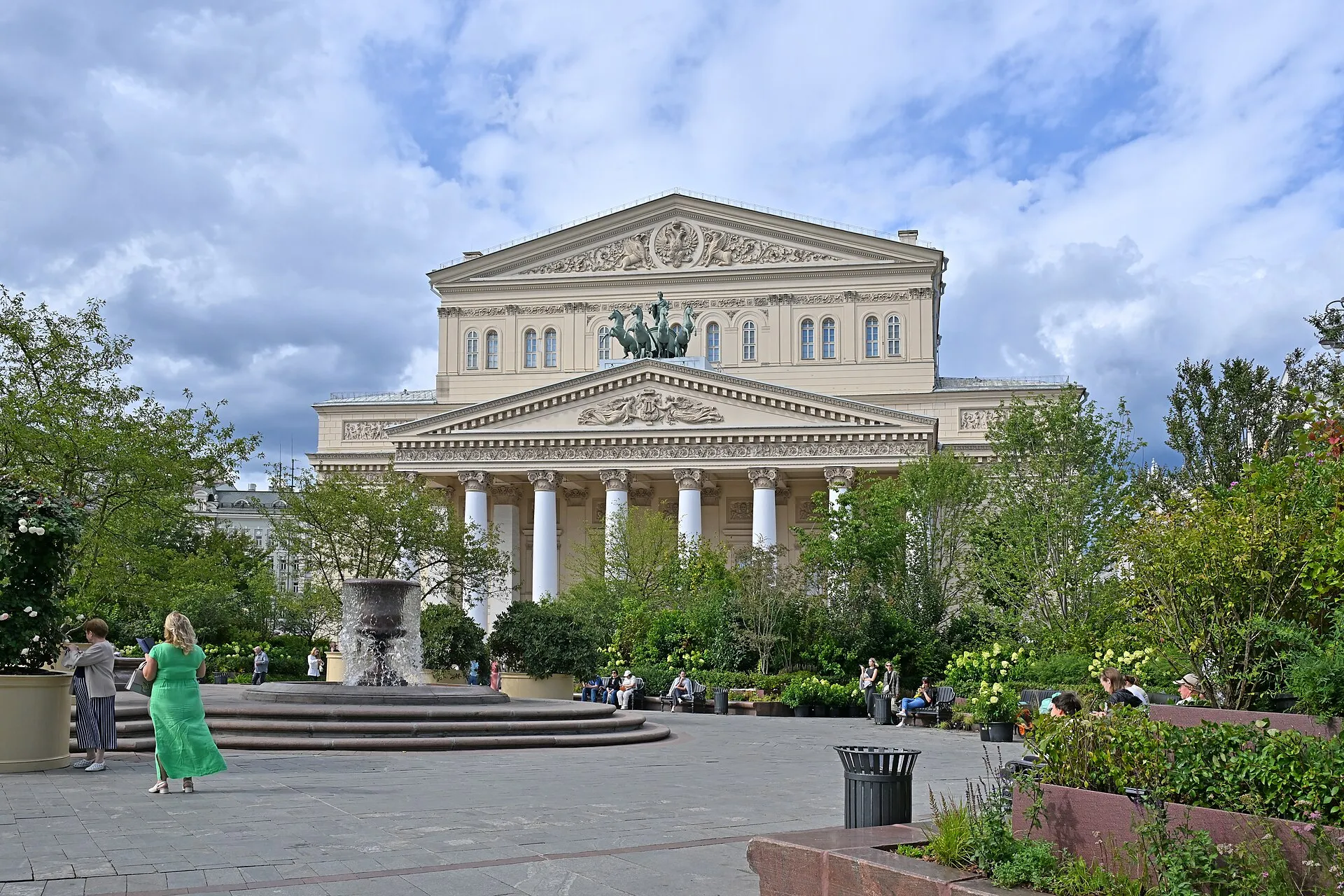 Здание Большого театра в Москве летним днём