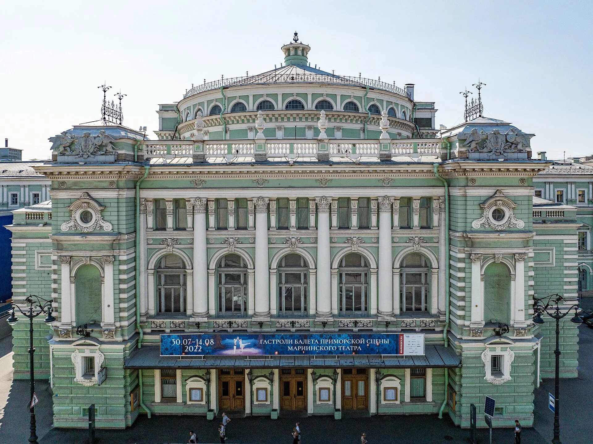 Фасад исторического здания Мариинского театра на Театральной площади